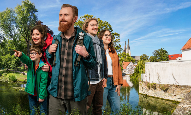Zu sehen ist das Kampagnenvisual von NRW Entdecken 2026 mit mehren Menschen in Wanderklamotten drauf. 