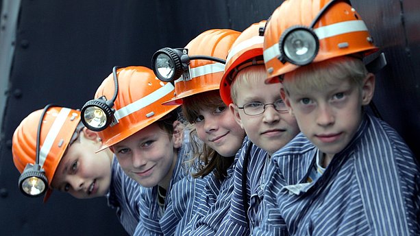 Eine Gruppe Kinder, in historischer Tracht der Bergmänner gekleidet, beim Programm "Als Opa Lehrling auf Zollern war" auf der Zeche Zollern in Dortmund. LWL-Industriemuseum Zeche Zollern, Dortmund