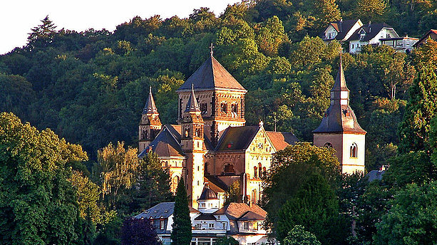 Ansicht der Pfarrkirche St. Peter und Paul in Remagen von der gegenüberliegenden Rheinseite. Pfarrkirche St. Peter und Paul, Remagen