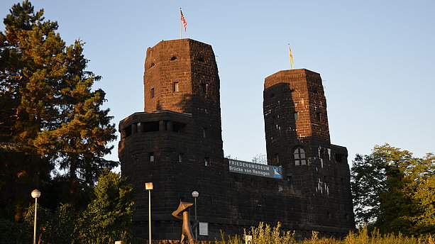 Ansicht der Brücke von Remagen mit ihren zwei Türmen. Brücke von Remagen