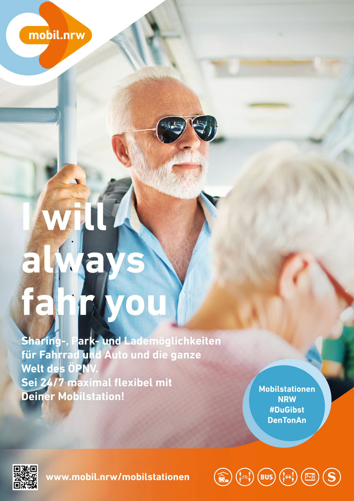 Plakat der Kampagne MOST RegioKöln: Zwei Senioren stehen in einem sonnigen Bus.