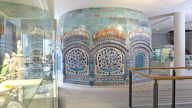 Innenansicht des Hetjens-Museum Düsseldorf mit seinen Keramik-Exponaten. Hetjens-Museum, Düsseldorf