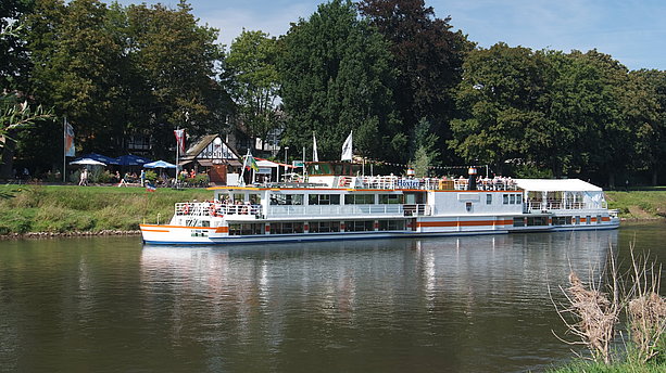 Eine Dampferfahrt bei gutem Wetter auf der Weser. Dampferfahrten auf der Weser, Höxter