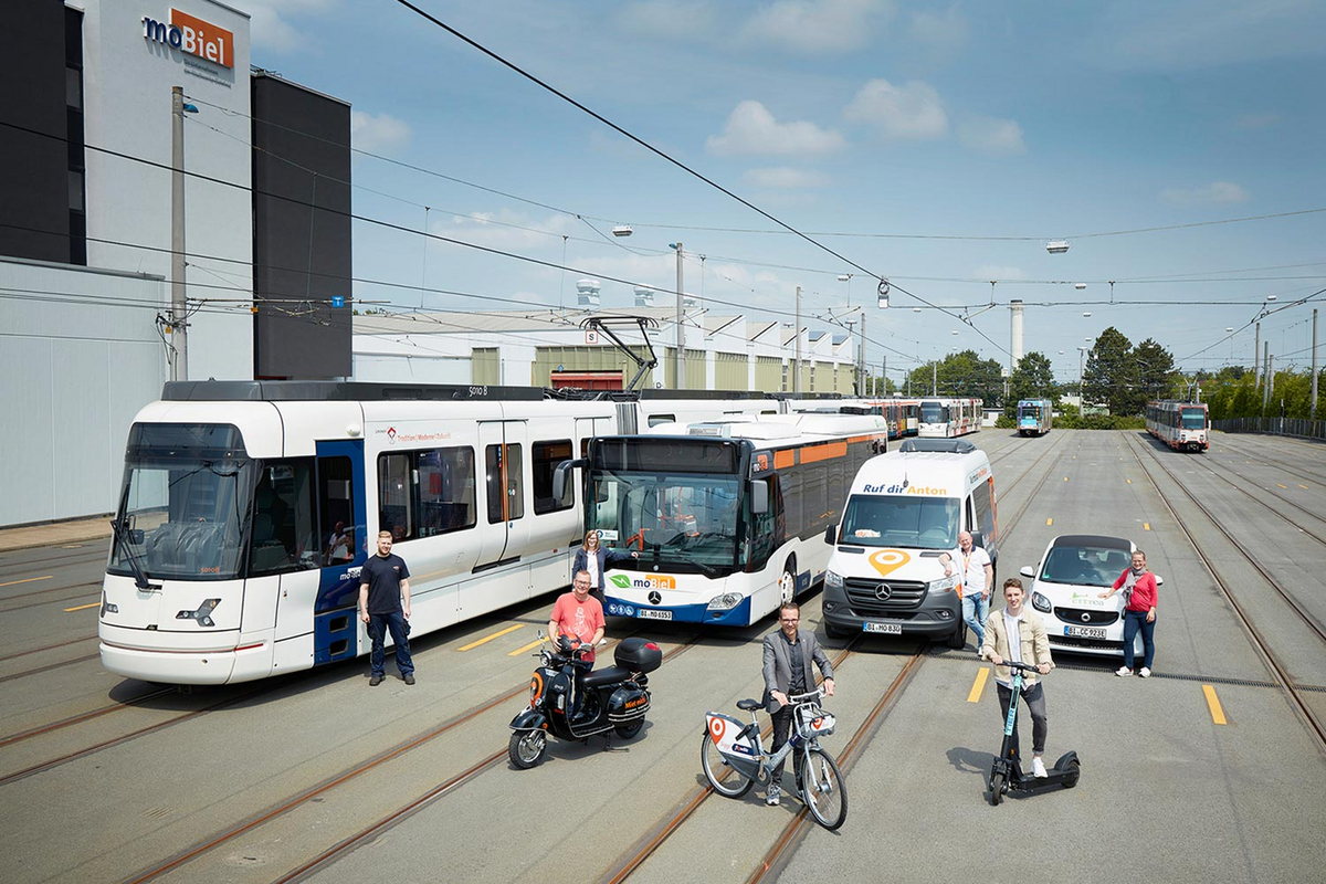Ein Gruppenbild aller Mobilitätsangebote in Bielefeld: Straßenbahn, Bus, Rufbus Anton, Carsharing, E-Roller, Bikesharing und E-Scooter.