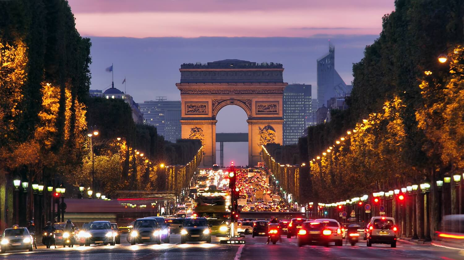 Viele Autos rund um den Arc de Triomphe in Paris.