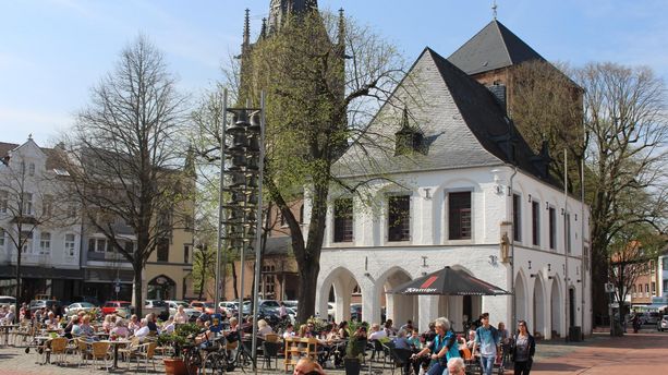 Ansicht der Marktplatzes der Stadt Erkelenz mit Turm der Lambertus-Kirche im Hintergrund. Erkelenz