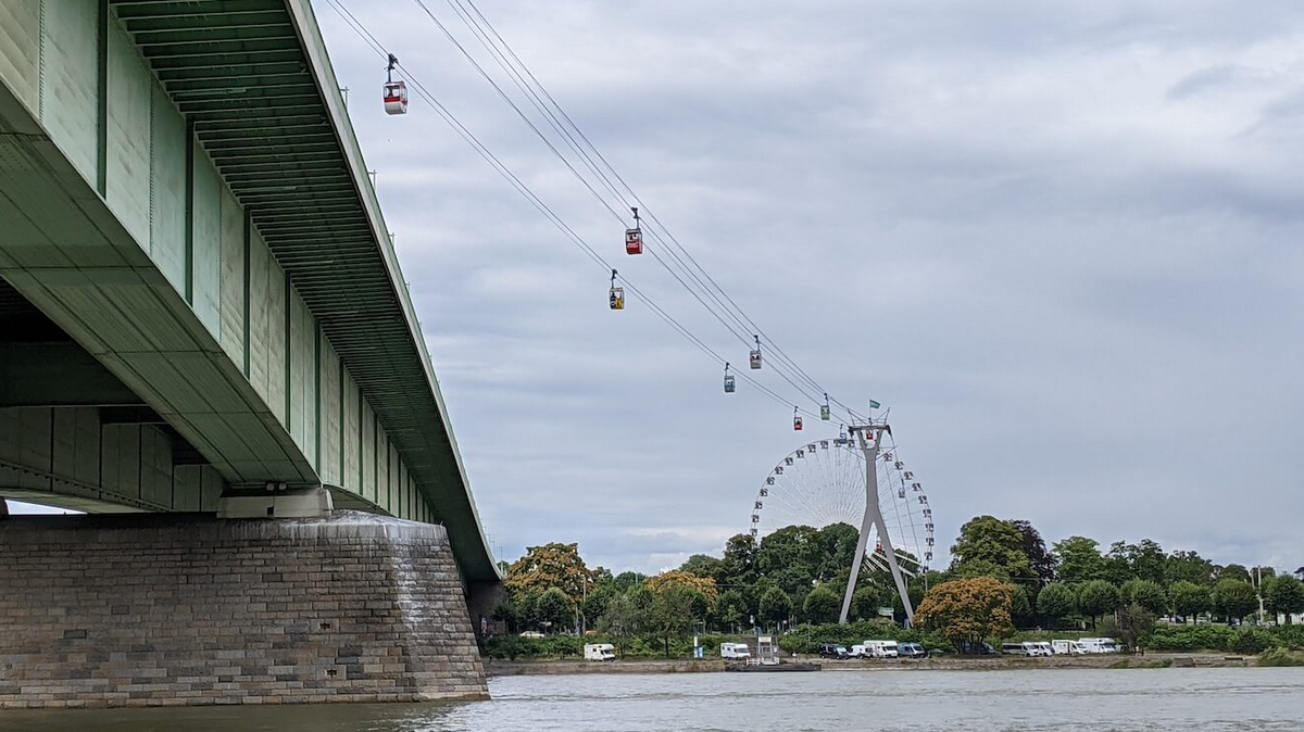 Seilbahn über die Deutzer Brücke in Köln