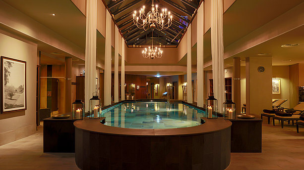 Saunieren und Genießen wie in alten Zeiten in einem Thermalbecken in der Claudius Therme Köln. Claudius Therme, Köln