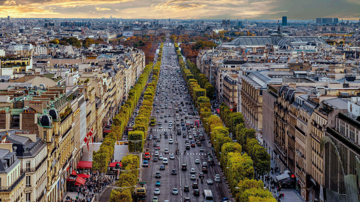 Die Champs Elysees bei dichtem Verkehr aus der Vogelperspektive