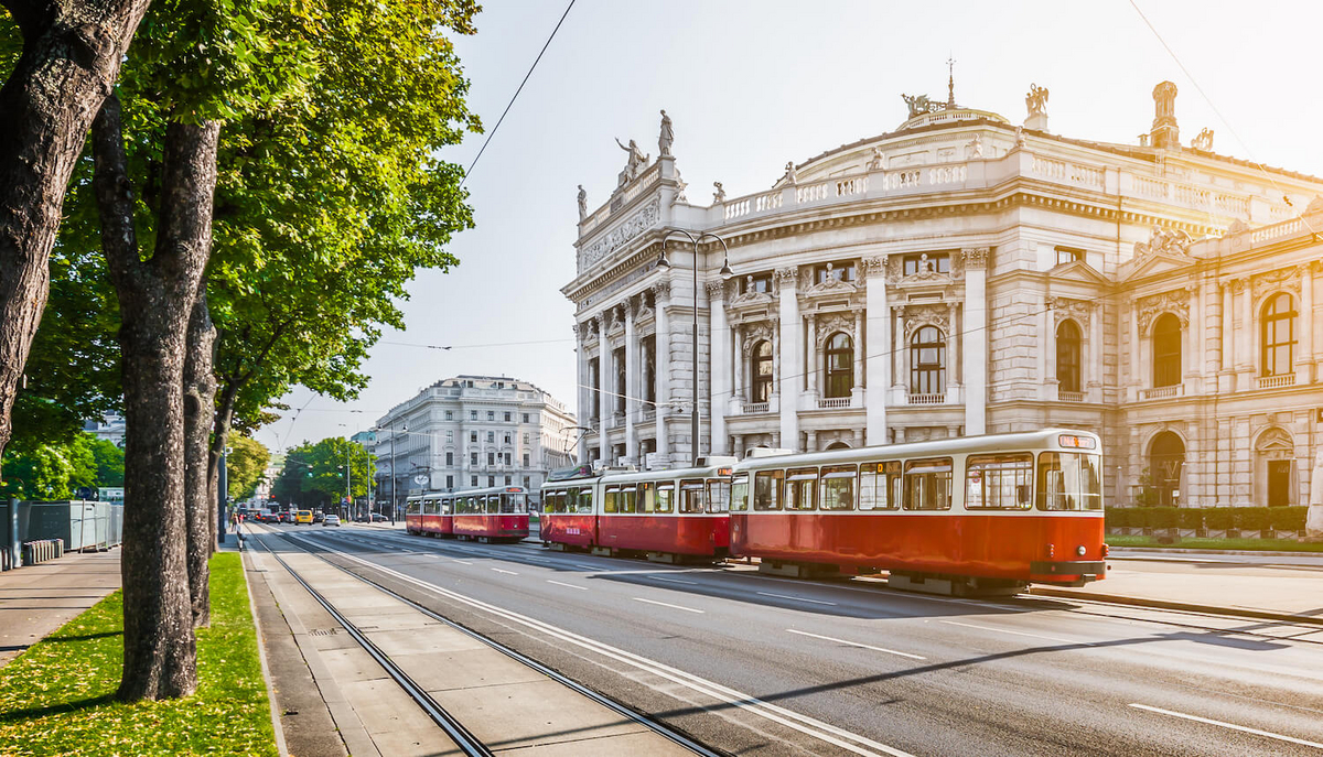 Straßenbahn vor dem Wiener Burgtheater.