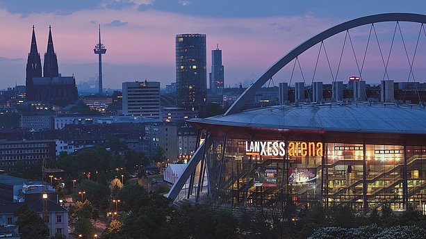 Ansicht der LANXESS arena in Köln bei Abenddämmerung. LANXESS arena, Köln