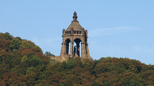 Das Kaiser-Wilhelm-Denkmal in Porta Westfalica ragt aus der Landschaft hervor. Kaiser-Wilhelm-Denkmal, Porta Westfalica