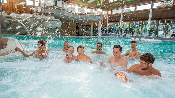 Ansicht einer Personengruppe beim Baden in einem Schwimmbecken im Revierpark Wischlingen. Revierpark Wischlingen, Dortmund