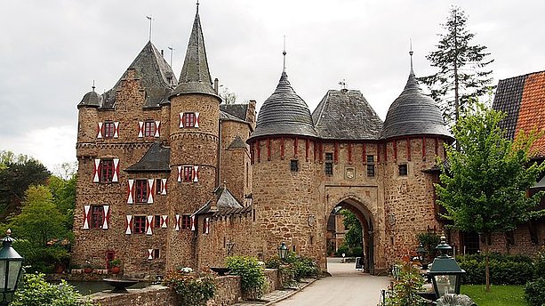 Das Burghaus von Burg Satzvey mit dem doppeltürmigen Torhaus von Nordosten. Burg Satzvey, Mechernich-Satzvey