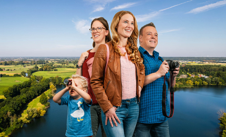 Zu sehen sind drei Erwachsenen Menschen und ein Kind. Im HIntergrund der Grafik sieht man einen Baggersee und Natur. 