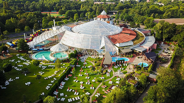 Luftaufnahme vom AQUALAND Köln, mit seiner großen Grünfläche und Liegen und der lichtdurchfluteten Kuppel. AQUALAND, Köln
