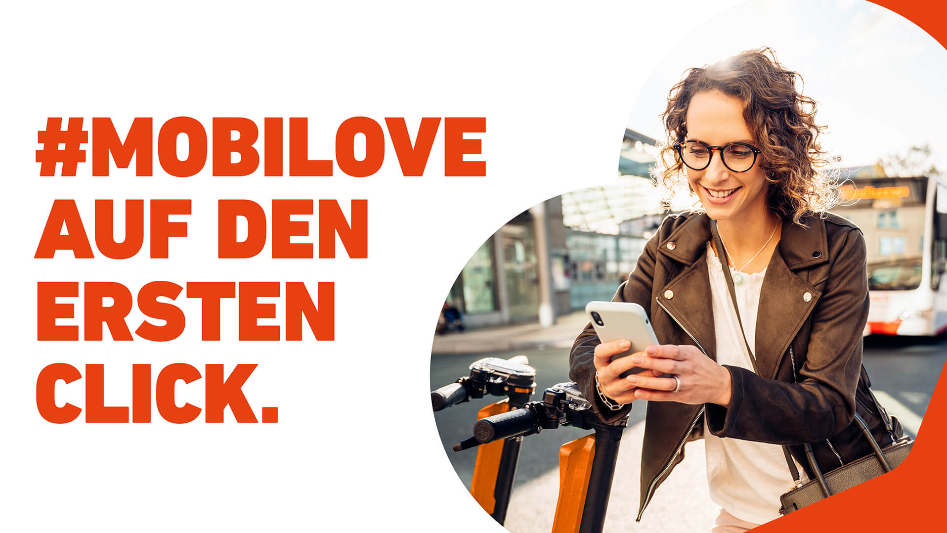 Mobilove-Kampagnenmotiv: Frau steht an einem E-Scooter und hält ein Smartphone in der Hand