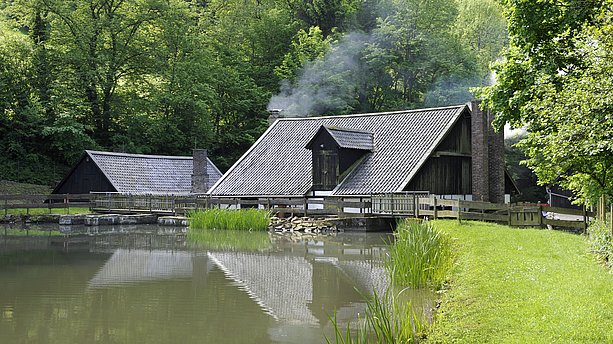Ansicht des Oelchenshammers im LVR Industriemuseum Engelskirchen. Einer der letzten wasserbetriebenen Schmiedehämmer im Oberbergischen Land. LVR-Industriemuseum, Engelskirchen
