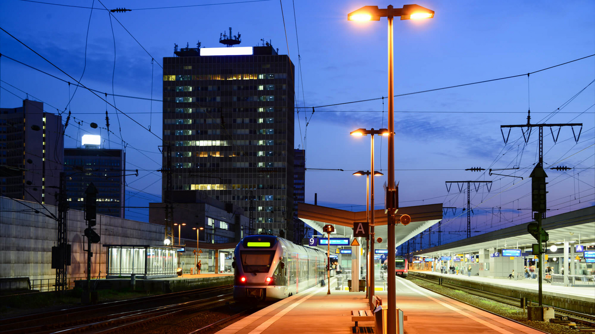 Blick auf den abendlichen Essener Hauptbahnhof mit dem Blick auf den Bahnsteig