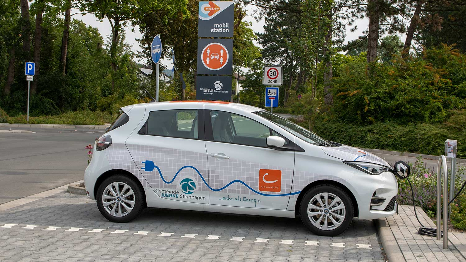 Ein E-Auto wird an der Mobilstation Steinhagen ZOB geladen.