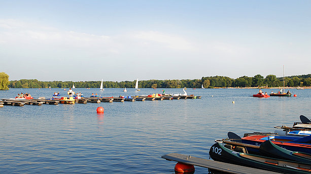 Das Naherholungsgebiet für Wasserratten: Der Unterbachersee in Düsseldorf. Unterbacher See, Düsseldorf
