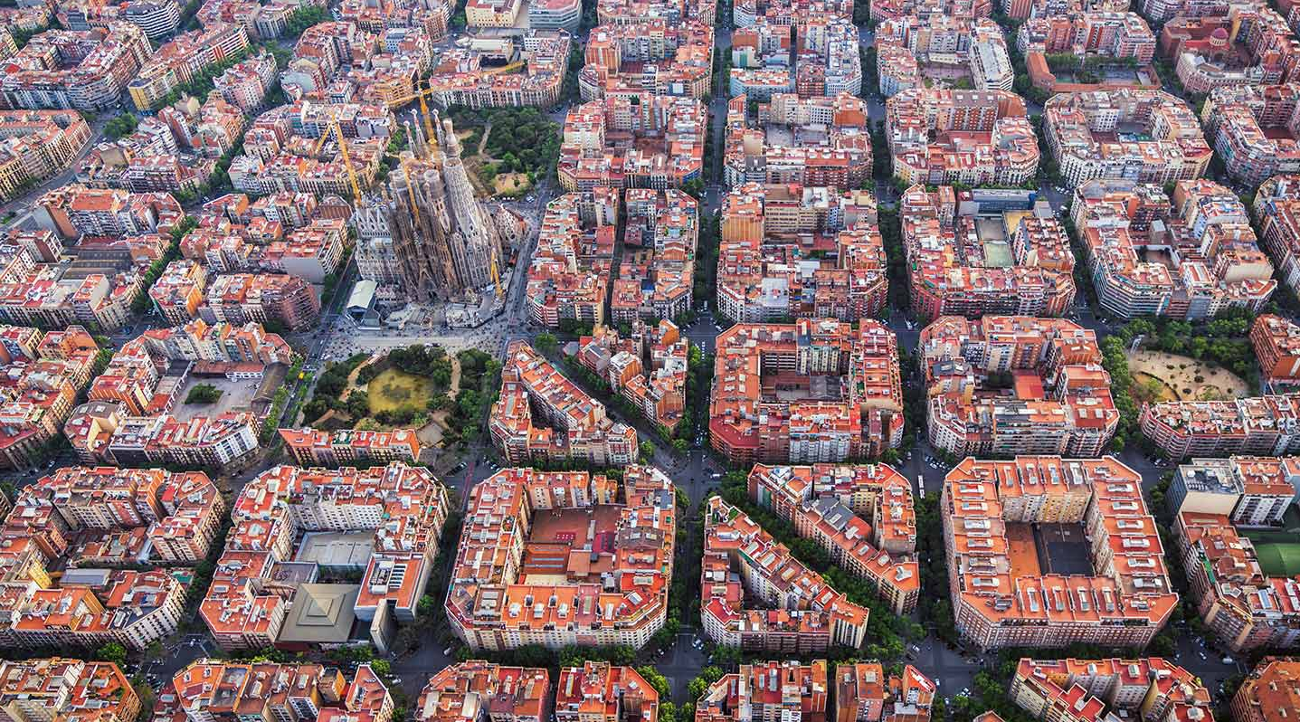 Luftbild über Barcelona mit Blick auf die Superblocks.