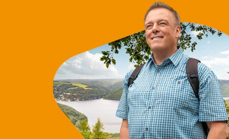 Ein Mann mit Wanderklamotten udnd Rucksack. 