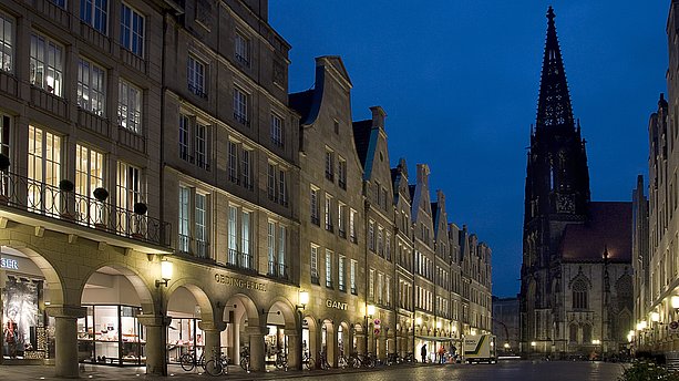 Häuserzeile mit Bogengängen am Prinzipalmarkt. Münster