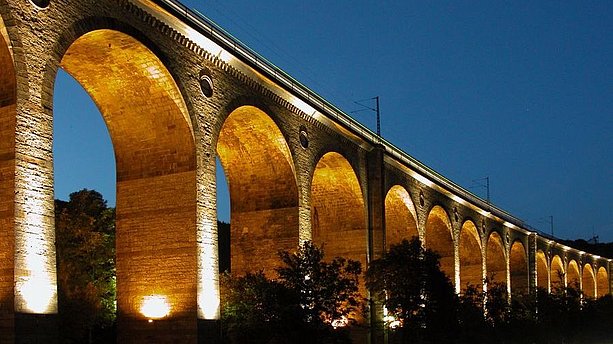 Ansicht des beleuchteten Eisenbahn-Viadukt in Altenbeken bei Nacht. Eisenbahn-Viadukt, Altenbeken