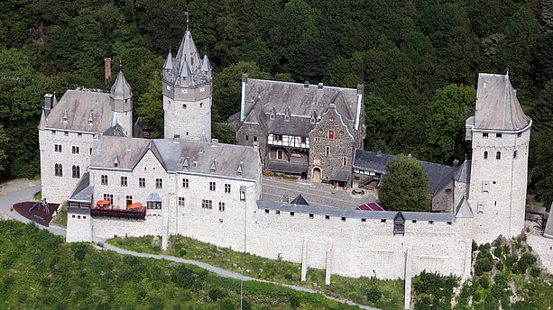 Luftansicht der Burg Altena und zugleich Drahtmuseum Altena. Burg Altena und Drahtmuseum, Altena