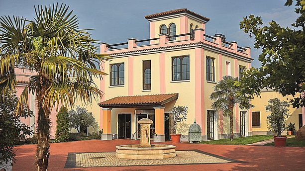 Außenasicht der im mediteranen Stil gebauten Wellness- und Urlaubsoase Mediterana. Mediterana, Bergisch Gladbach