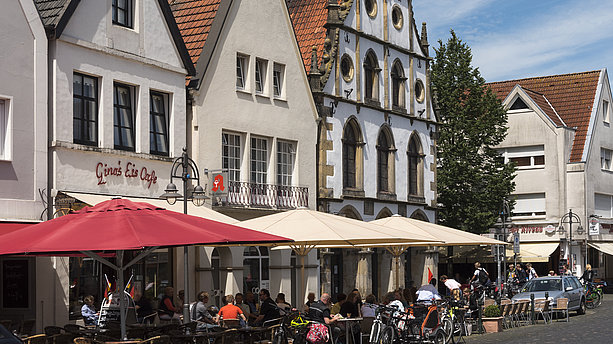 Ansicht der historischen Innenstadt Burgsteinfurts mit seinen charmanten Cafés. Burgsteinfurt, Steinfurt
