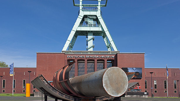 Ein Stück Geschichte: Das Deutsche Bergbau-Museum in Bochum mit Förderturm im Hintergrund. Deutsches Bergbau-Museum, Bochum