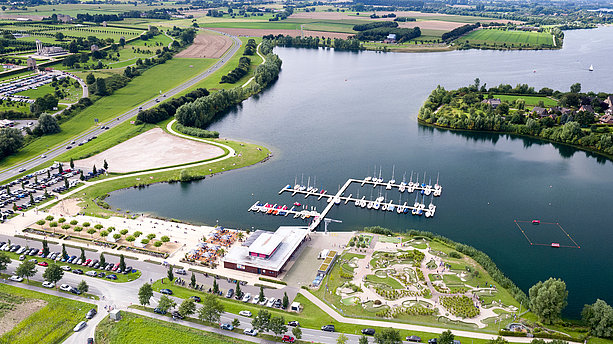 Hier kann man den Sommer verbringen: Das Freizeitzentrum Xanten mit Badesee und Bootsanleger. Freizeitzentrum Xanten