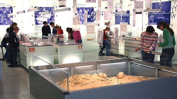 Ansicht eines Ausstellungsraums, mit Schaukästen und Infotafeln, des LWL-Museum für Archäologie in Herne. LWL-Museum für Archäologie, Herne