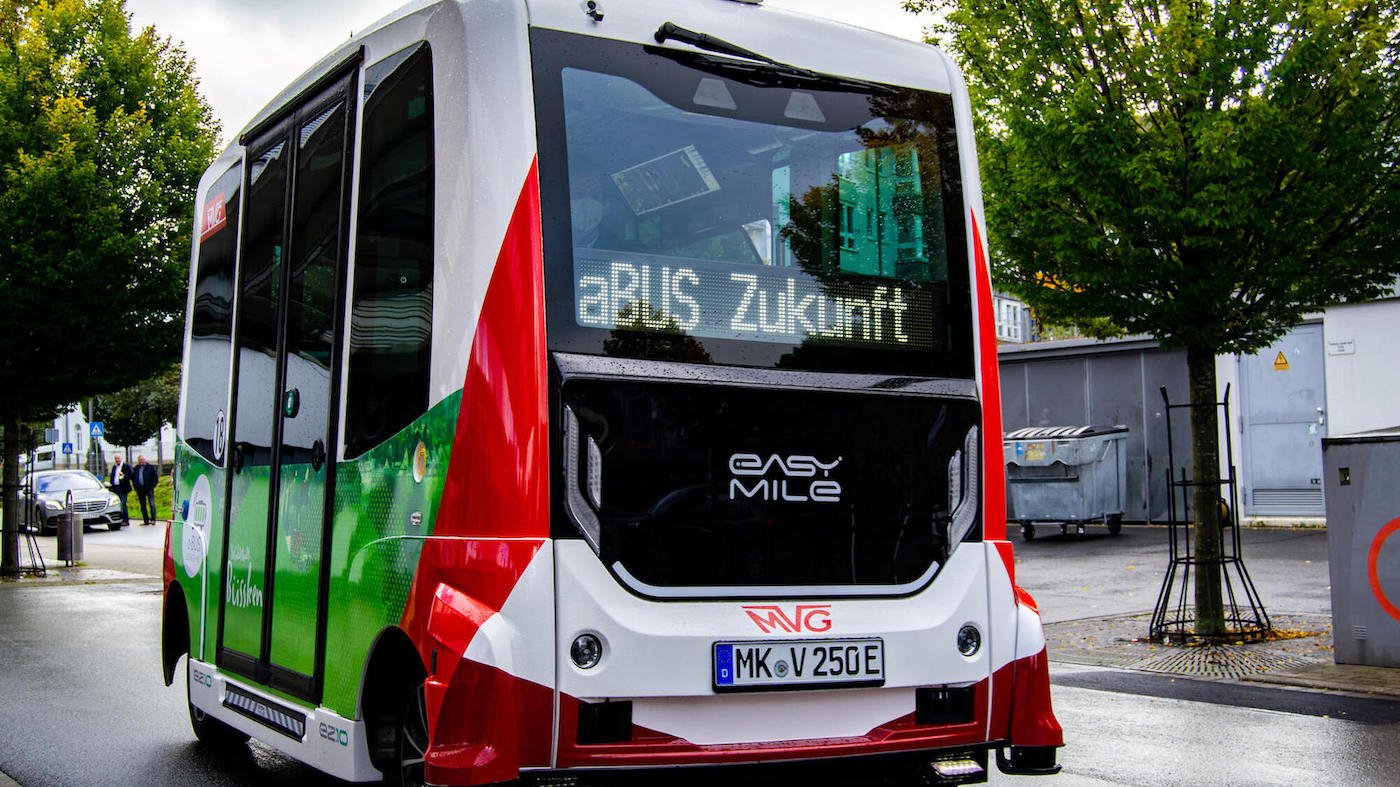 Der autonome a-Bus in Iserlohn auf der Straße.