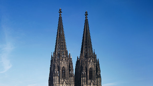 Die beeindruckende neugotische Westfassade des Kölner Doms. Dom, Köln