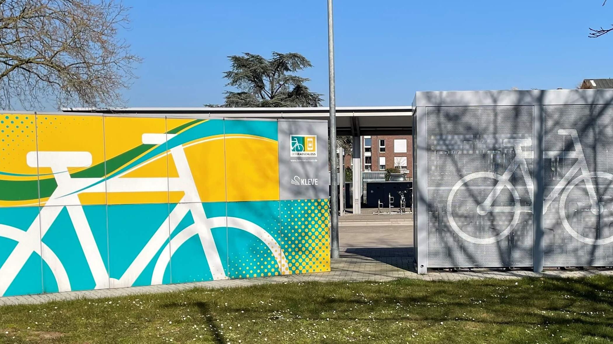 Zu sehen ist ein Bild eines überdachten Fahrradparkplatz in Kleve