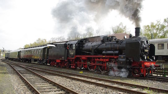 Ansicht einer historischen Dampflok während der Fahrt. Eisenbahnmuseum Bochum