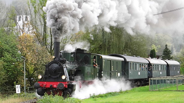 Ansicht einer historischen Dampflok während der Fahrt im Eisenbahnmuseum Dieringhausen. Eisenbahnmuseum Dieringhausen