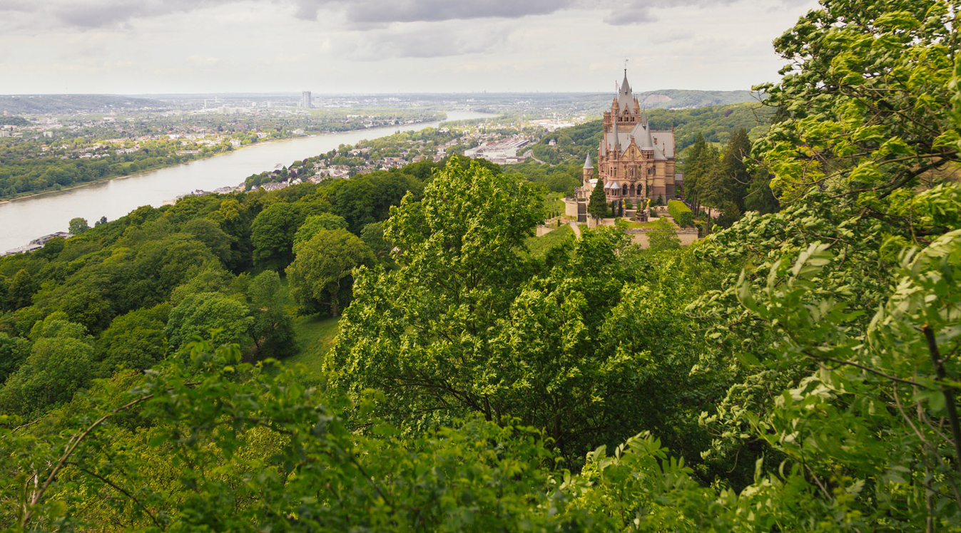 Panoramaansicht auf Schloss Drachenburg.