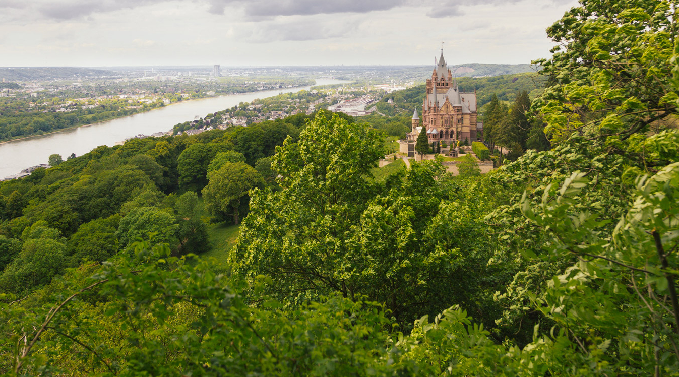 Header Aussichtspunkte Panoramaansicht auf Schloss Drachenburg.