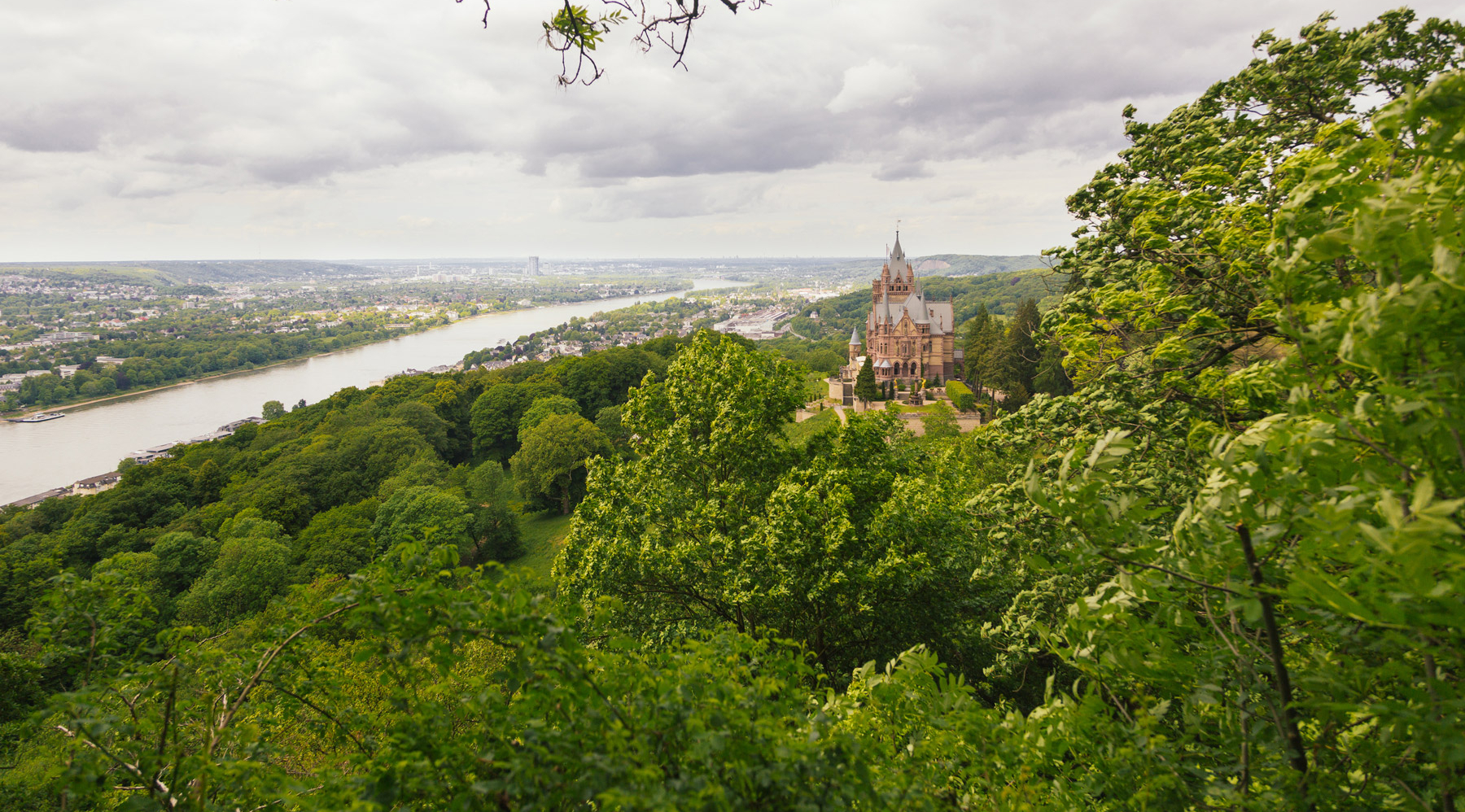 Panoramaansicht auf Schloss Drachenburg.