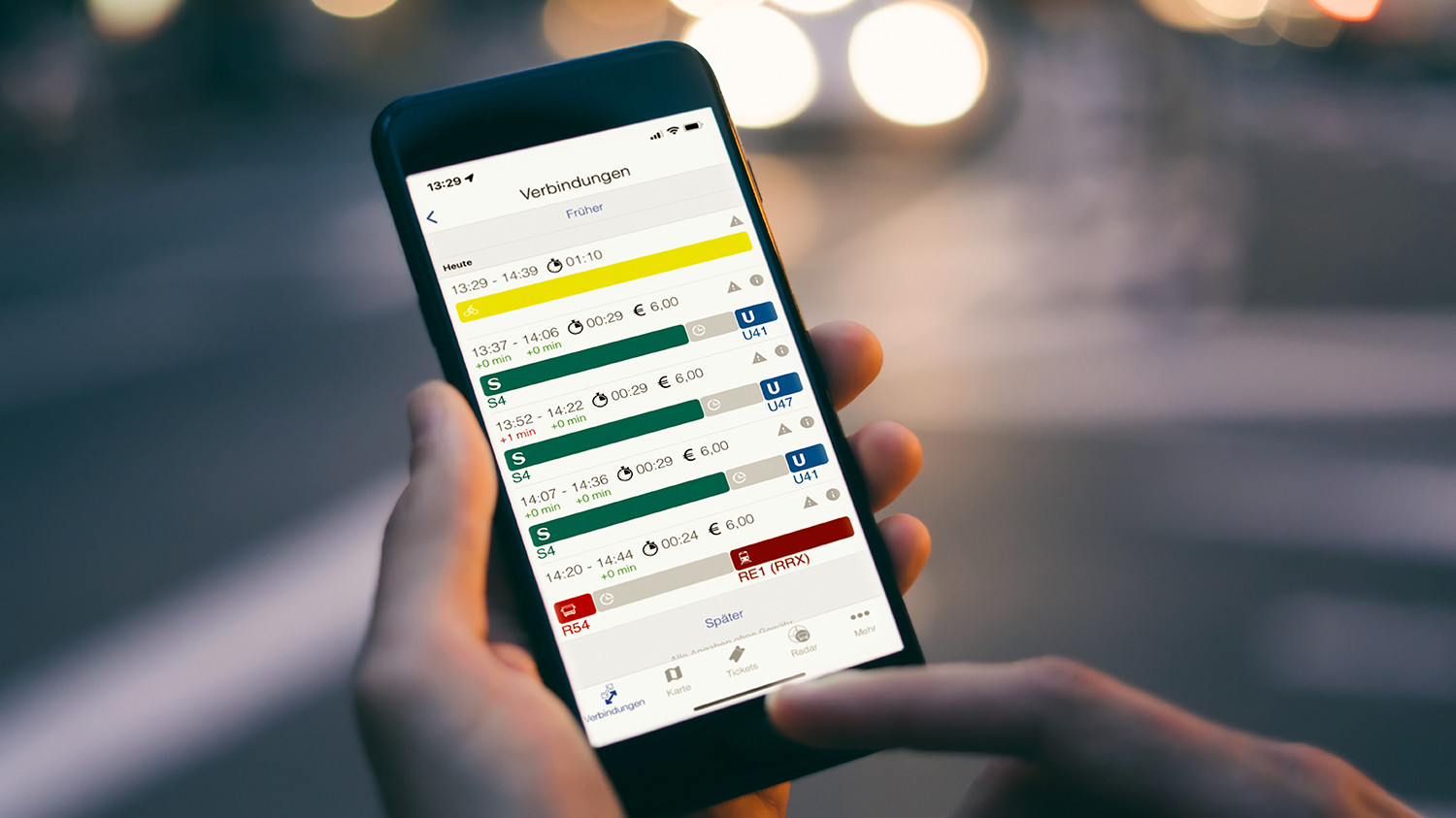 Nahaufnahme eines Handybildschirms, auf dem die Verbindungsauskunft der fahrtwind-App zu sehen ist.