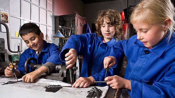 Eine Gruppe Kinder während des Workshops "Ein Arbeitstag in der Scherenfabrik" im LVR Industriemuseum Solingen. LVR-Industriemuseum, Solingen