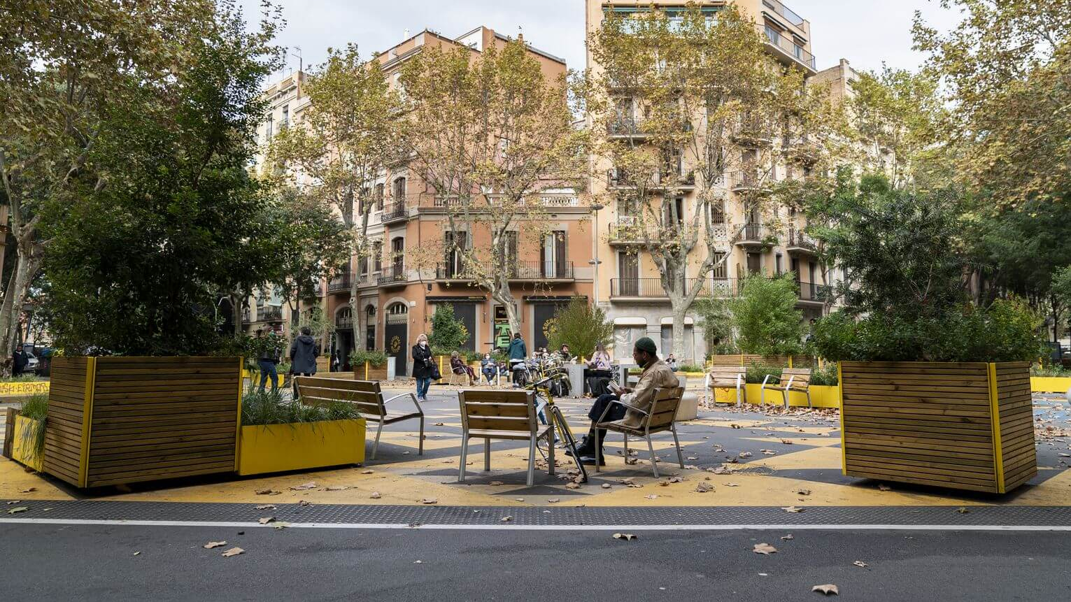 Ein Mann sitzt in der Superilla von Sant Antoni