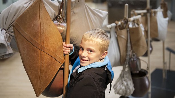 Ansicht eines kleinen Jungen beim Entdecken der Ausstellung im LWL-Römermuseum Haltern. LWL-Römermuseum, Haltern am See