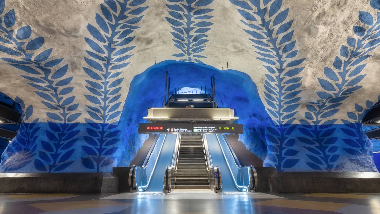 Blick auf Rolltreppen und Wandverzierungen in der Station des Hauptbahnhofs Stockholm.