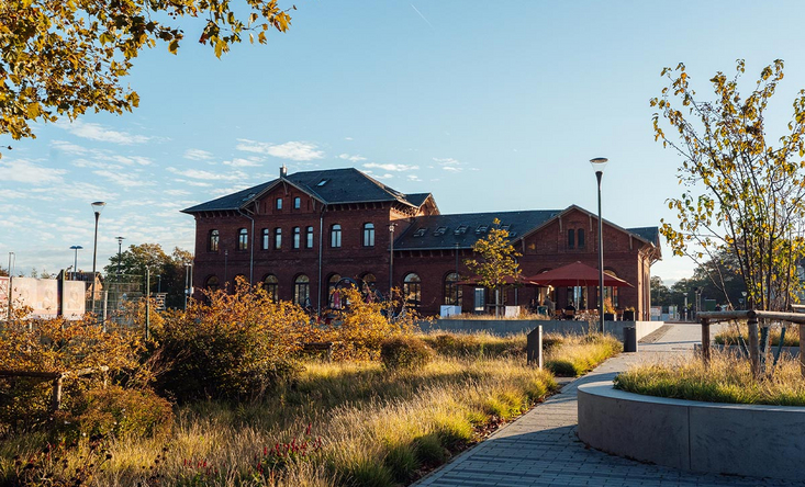 Das Bahnhofsgebäude des Bahnhofs Dorsten in herbstlichem Licht.
