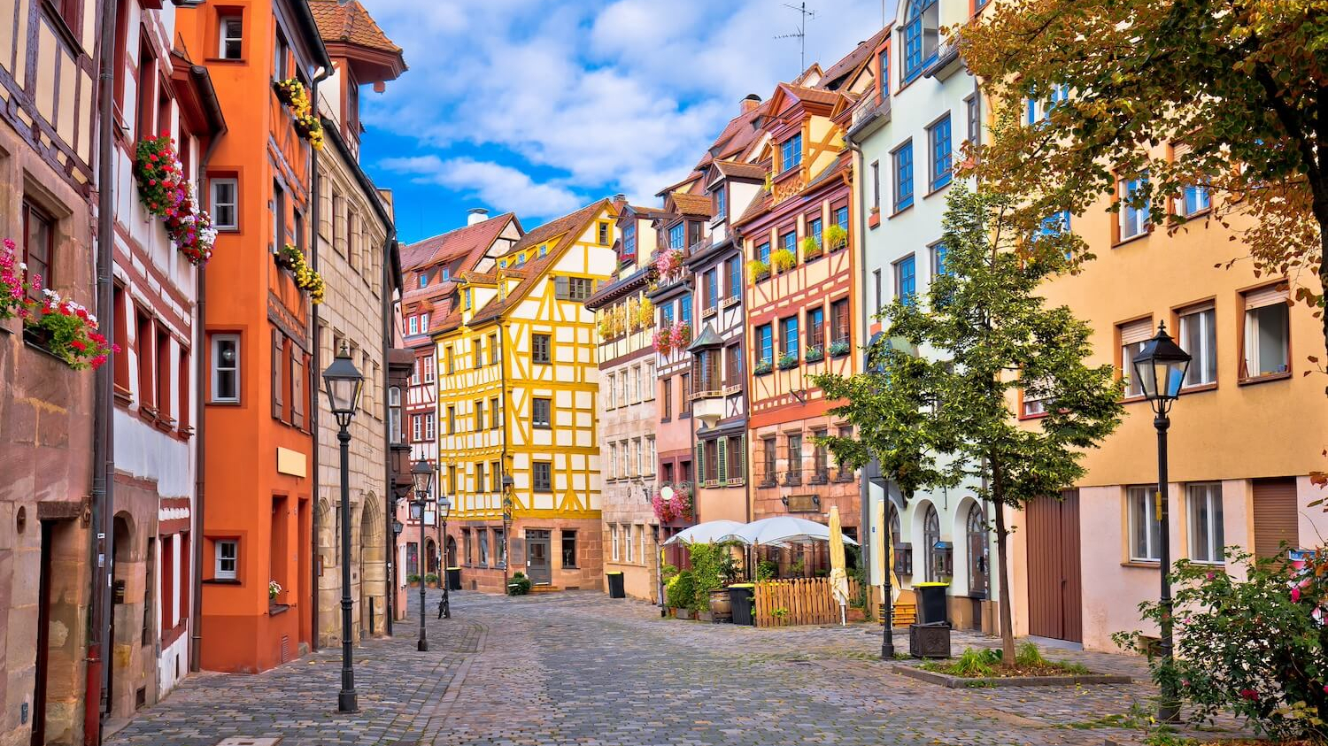 Bunte Häuser in einer leeren Straße in Nürnberg.